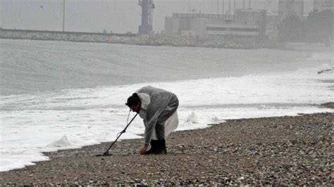 A­n­t­a­l­y­a­’­d­a­ ­y­a­ğ­m­u­r­d­a­ ­b­o­ş­ ­k­a­l­a­n­ ­s­a­h­i­l­i­,­ ­d­e­f­i­n­e­c­i­l­e­r­ ­d­e­ğ­e­r­l­e­n­d­i­r­d­i­